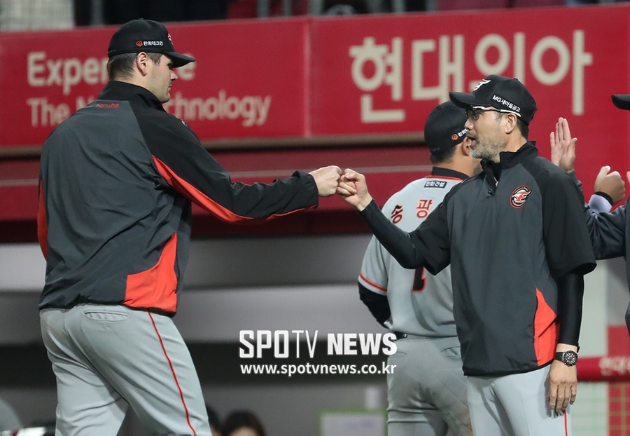 [포토S] 한용덕 감독, '고생했어 힐러'
