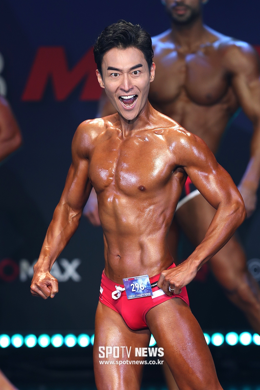 [포토S] 김인석, 구릿빛 피부에 선명한 식스팩
