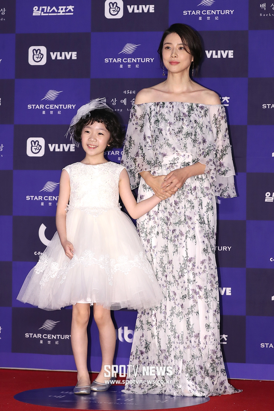 [포토S] 이보영-허율, 두 손 꼭 잡고