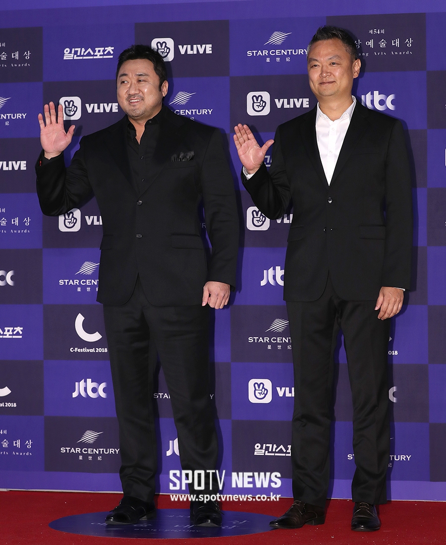 [포토S] 마동석-강윤성 감독, 포스 넘치는 손인사