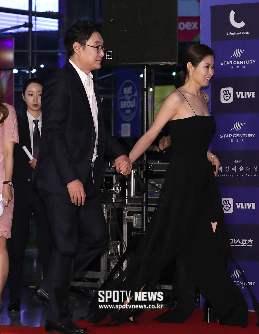 [포토S] 장준환-문소리 부부, 손 꼭 잡고 다정하게 등장