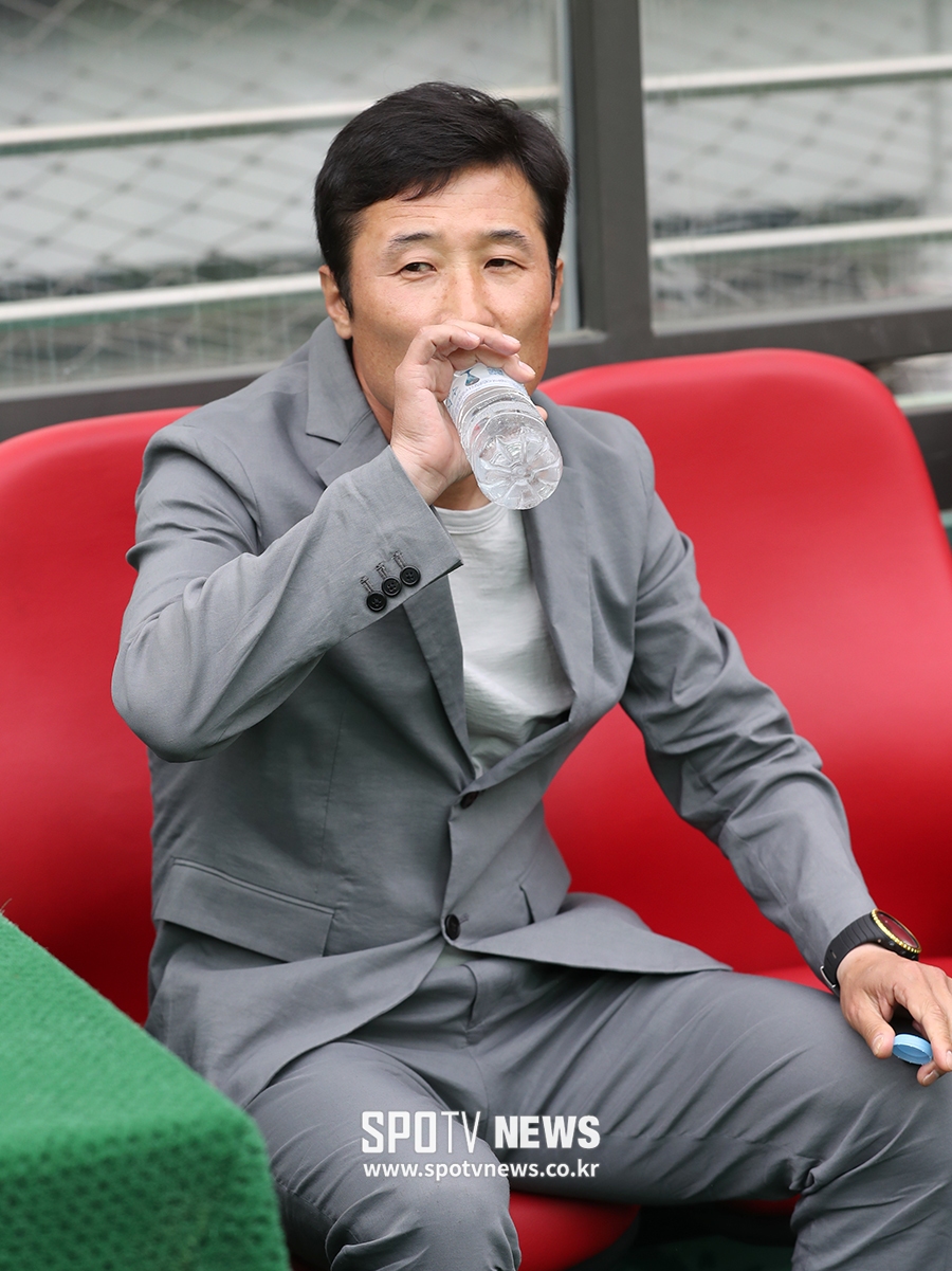 [포토S] 이을용 감독 대행, '긴장되네'