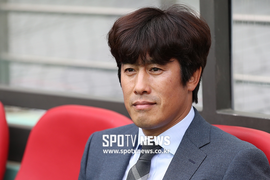 [포토S] 그라운드 바라보는 서정원 감독