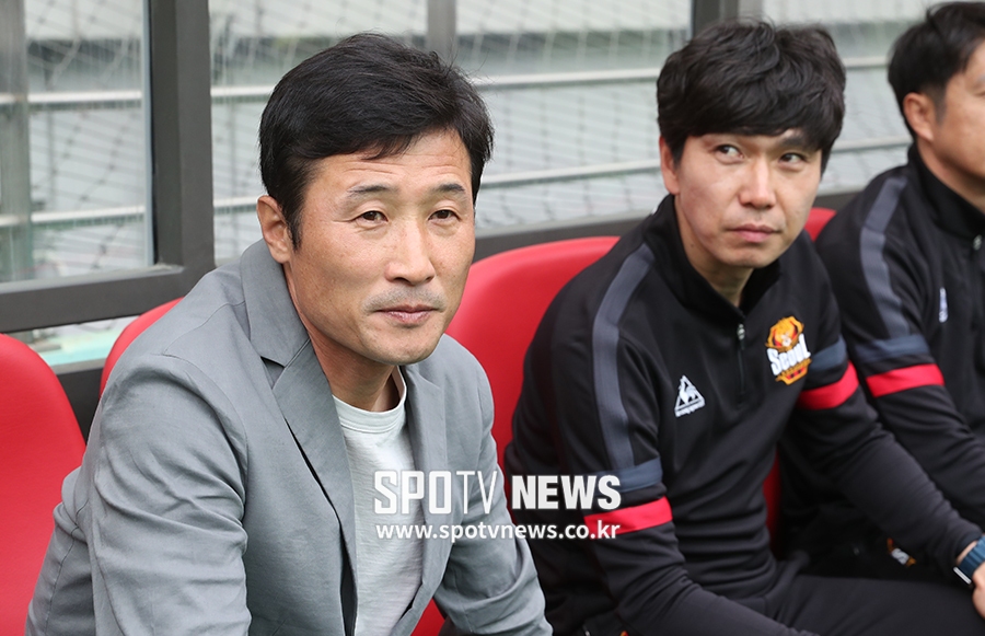 [포토S] 이을용 감독 대행, 긴장되는 홈 경기 데뷔전