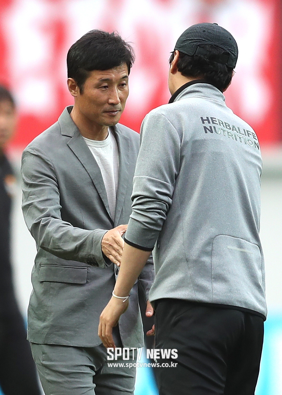 [포토S] 기분 좋은 승리 거둔 이을용 감독 대행