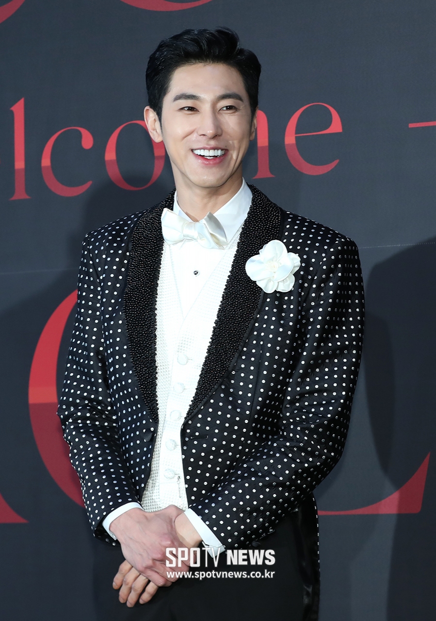 [포토S] 취재진 향해 환하게 웃는 유노윤호