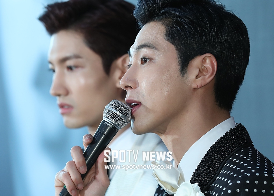 [포토S] 취재진 질문에 답하는 유노윤호