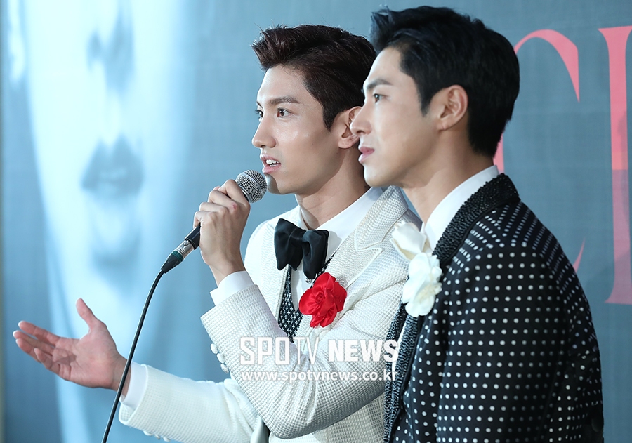 [포토S] 최강창민, "조용필, 꽃 선물에 감개무량"