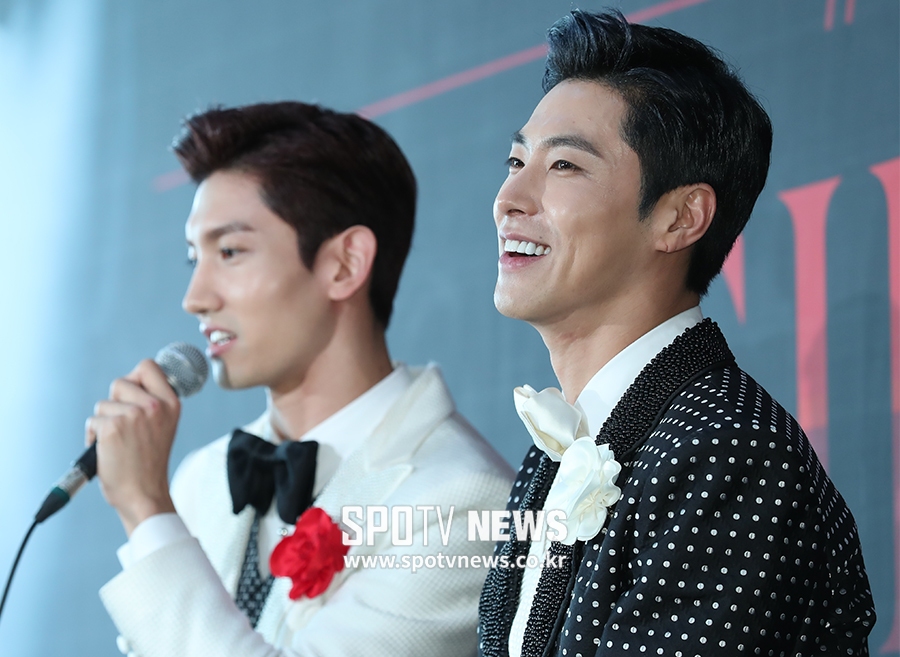 [포토S] 유노윤호, '조용필 선배님 화환 받고 감개무량 합니다'