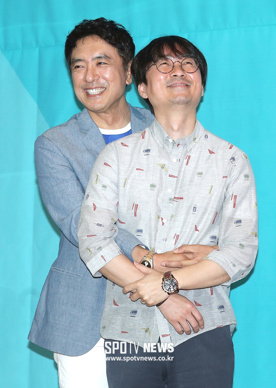 [포토S] 김승우-장항준, 난감한 백허그