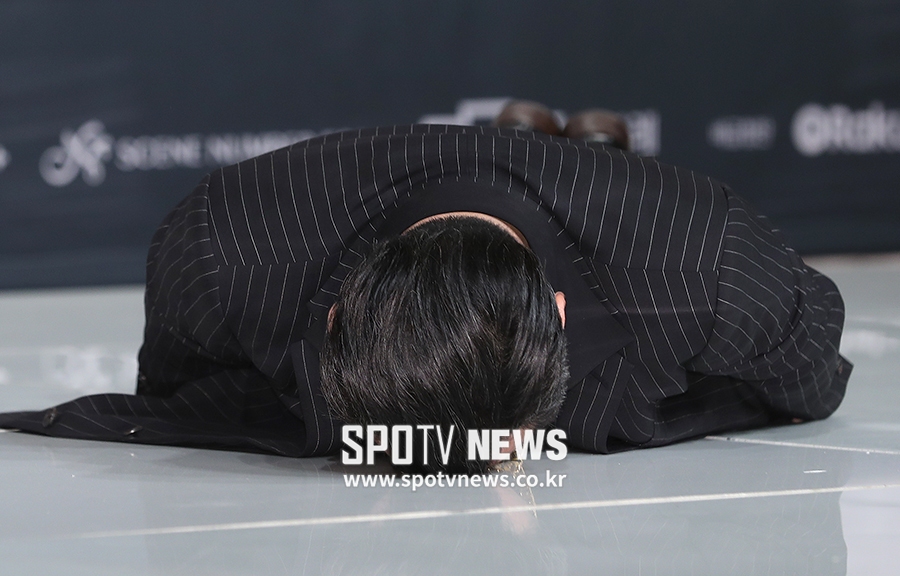 [포토S] 최민수, 취재진 놀라게 하는 돌발 행동