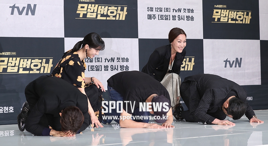 [포토S] 큰절하는 '무법 변호사' 출연진