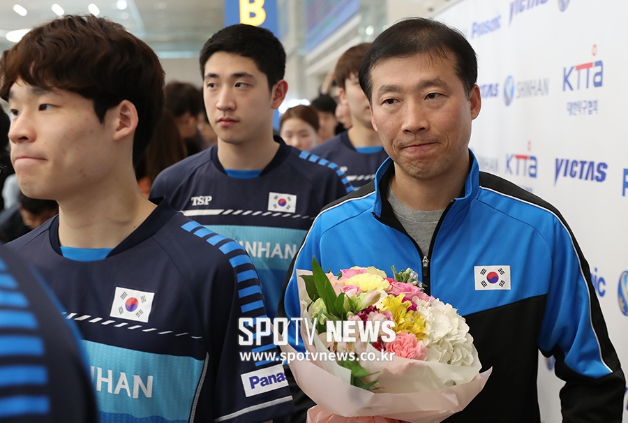 [포토S] 꽃다발 든 김택수 감독