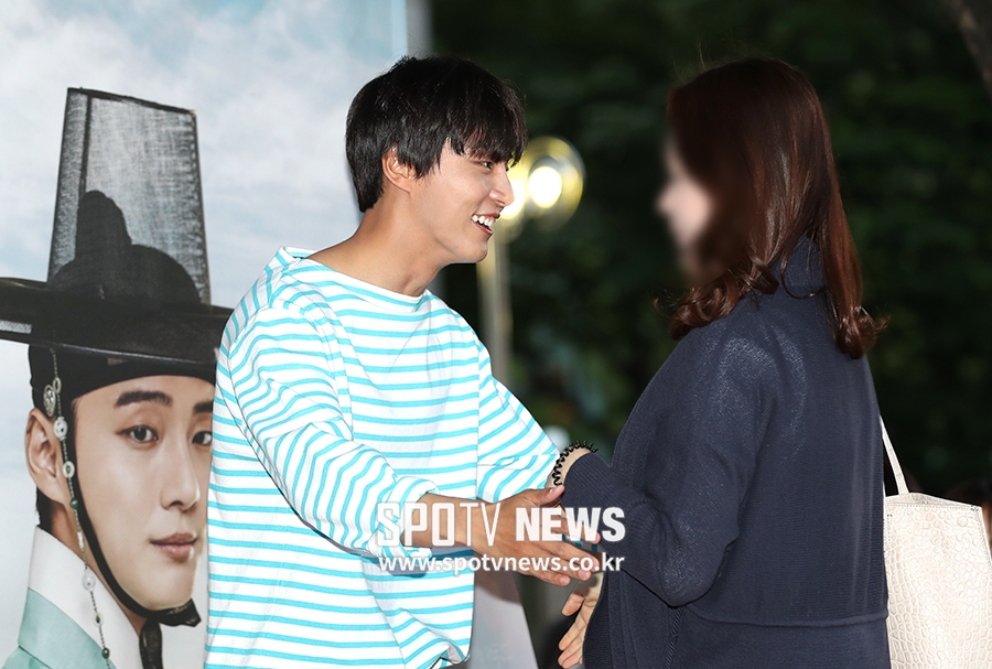 [포토S] 윤시윤, '제 품으로 오세요~'
