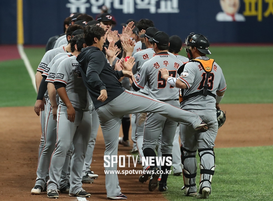 [포토S] 배영수, 최재훈 향해 축하의 하이킥