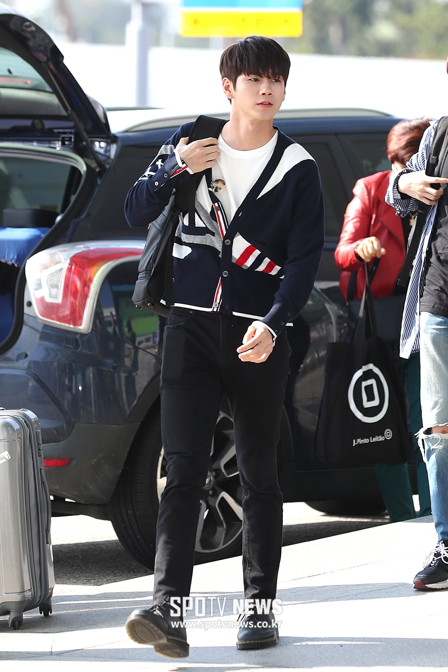 [포토S] 옹성우, '옹비드'의 깔끔한 공항패션
