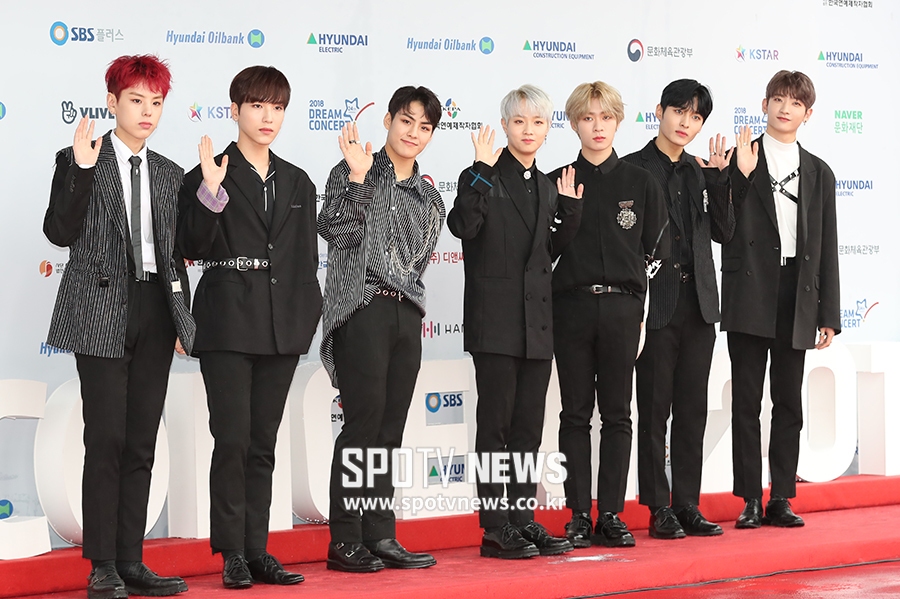 [포토S] 레인즈, 비와 함께 포토월