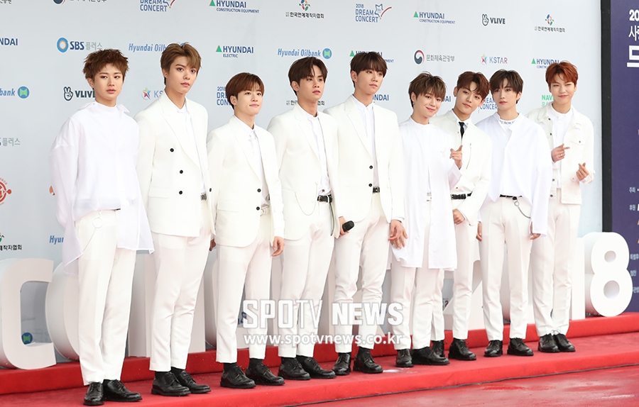 [포토S] UNB, 순백 의상 입고 포토월 위에