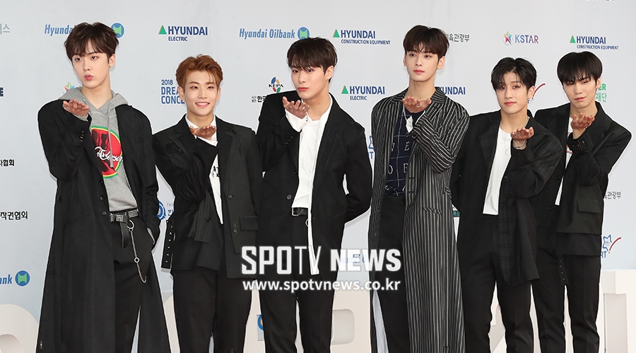 [포토S] 포토월 오른 아스트로