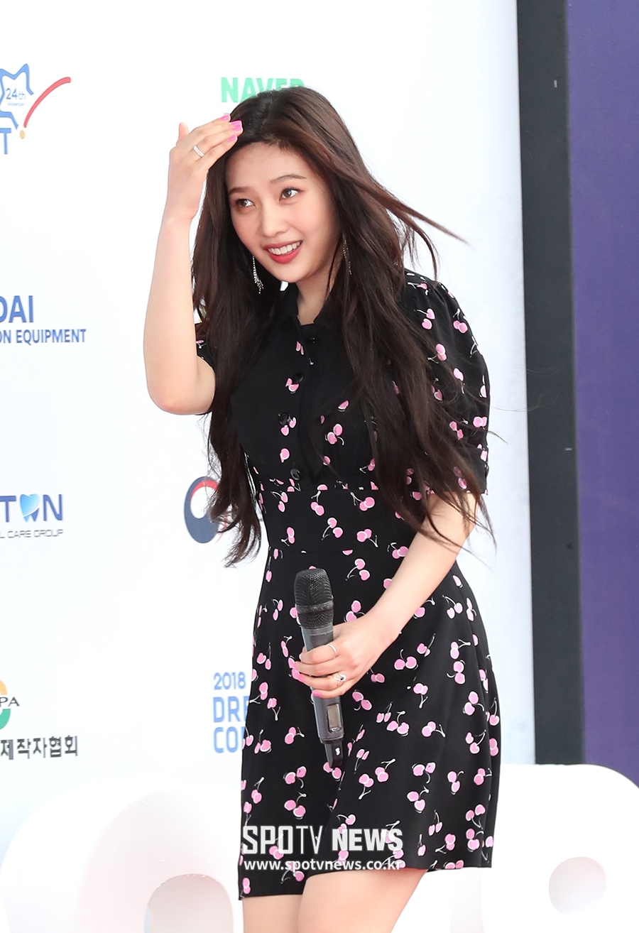 [포토S] 레드벨벳 조이, '비 피하는 모습도 귀여워'