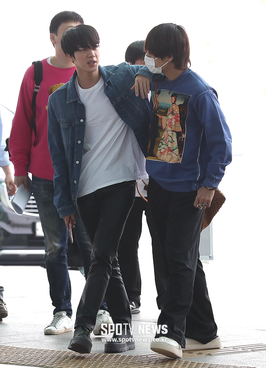 [포토S] 방탄소년단 진-뷔, 다정하게 출국