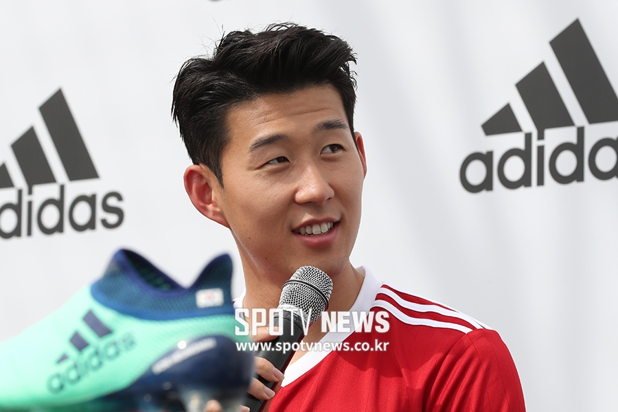 [포토S] 사회자 바라보는 손흥민