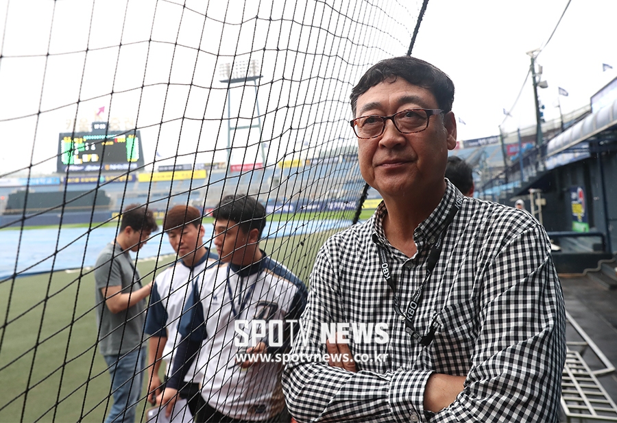 [포토S] 김용희 감독관, '경기를 해야되는데'