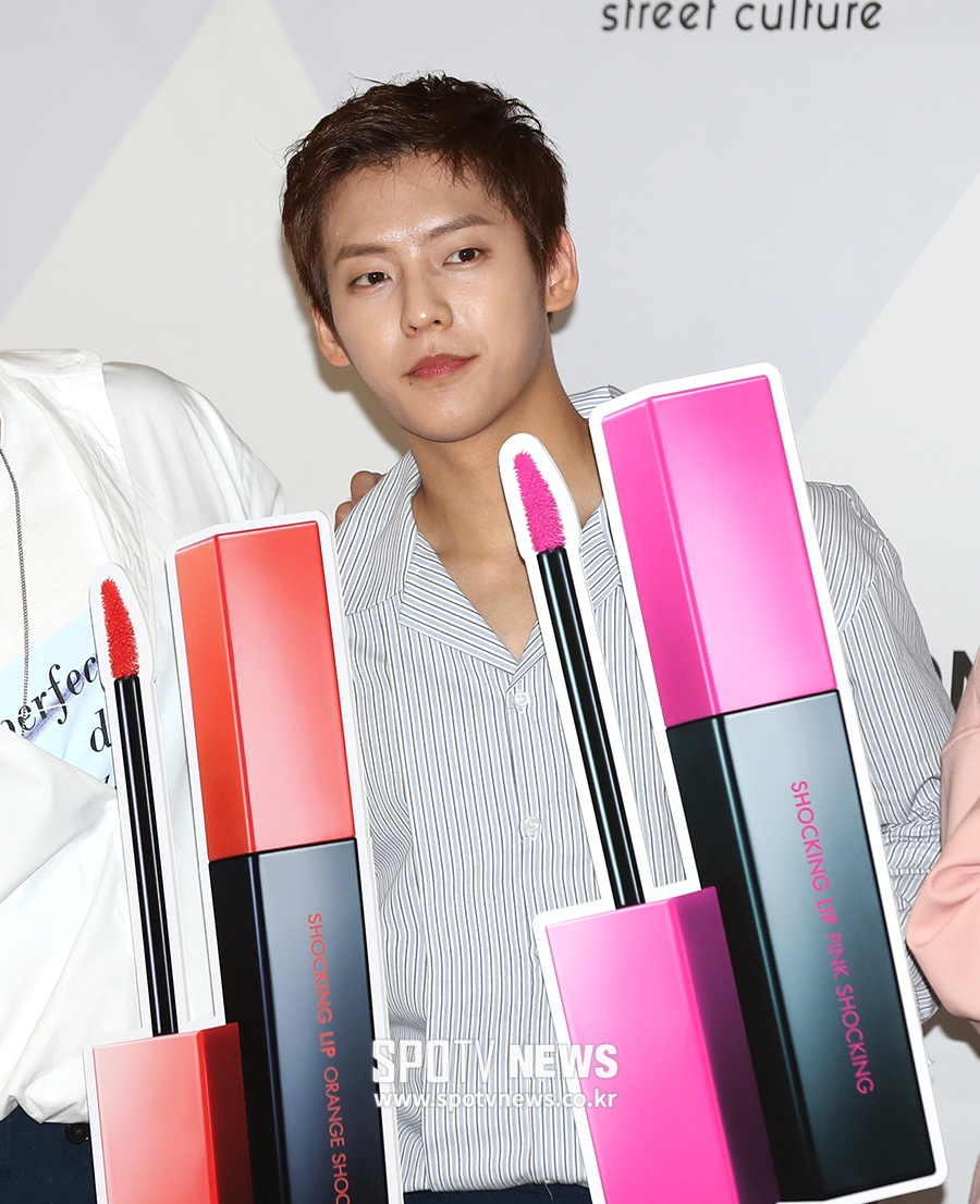 [포토S] 비투비 이민혁, 립글로스 들고