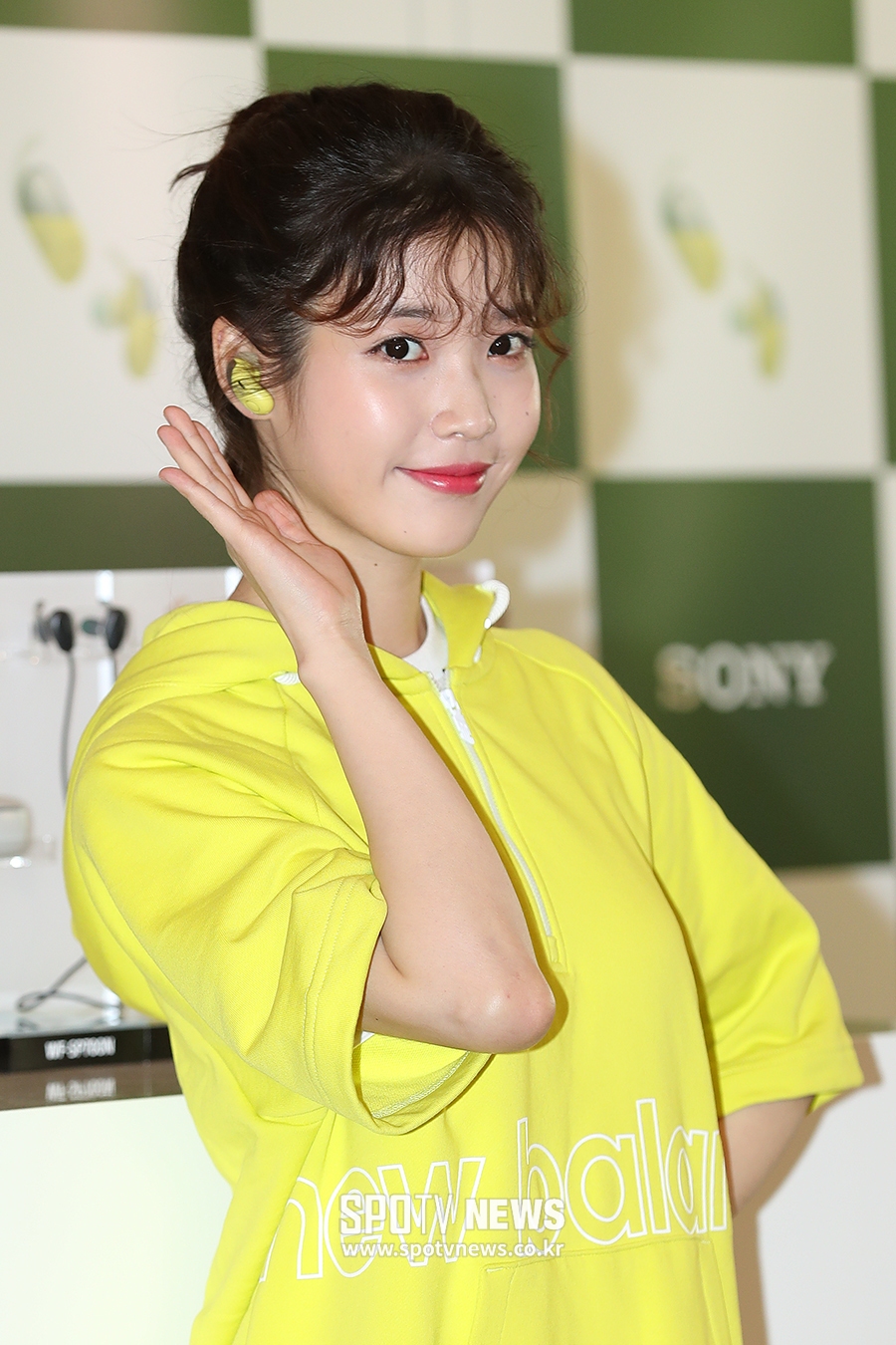[포토S] 아이유, 같이 이어폰 공유하고 싶은 예쁜 동생