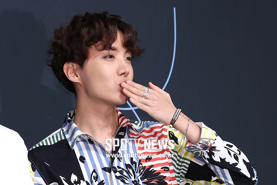 [포토S] 손키스 날리는 방탄소년단 제이홉