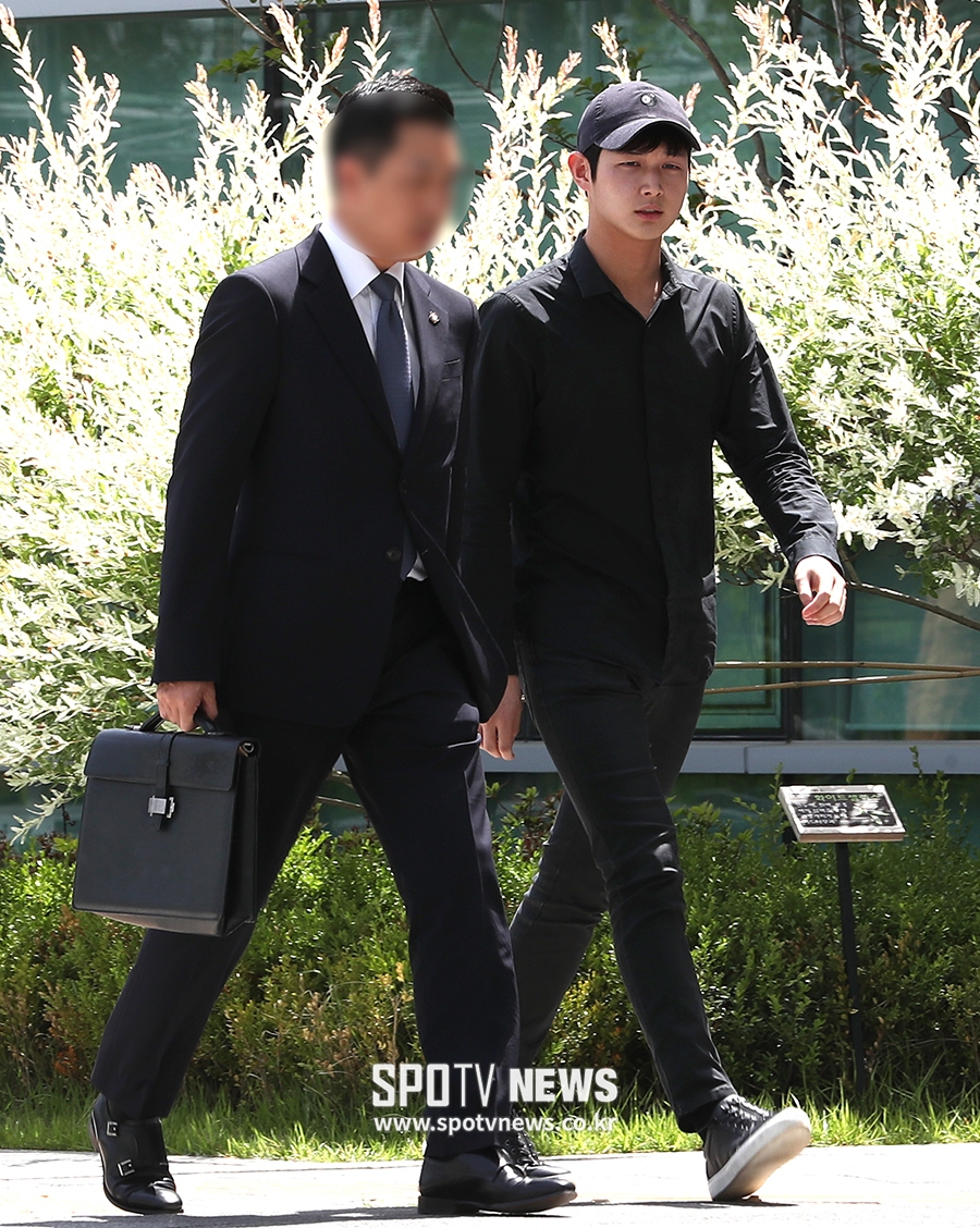 [포토S] 이서원, 변호사와 함께 동부지검 출두