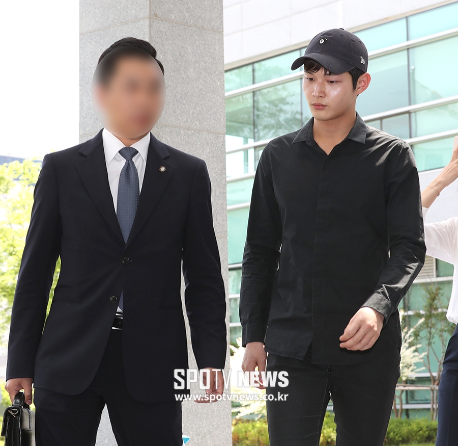 [포토S] 검찰 출석하는 이서원, 굳게 다문 입