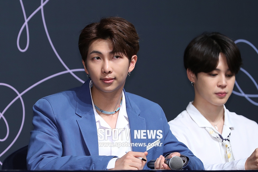 [포토S] 방탄소년단 RM, 취재진 질문 경청