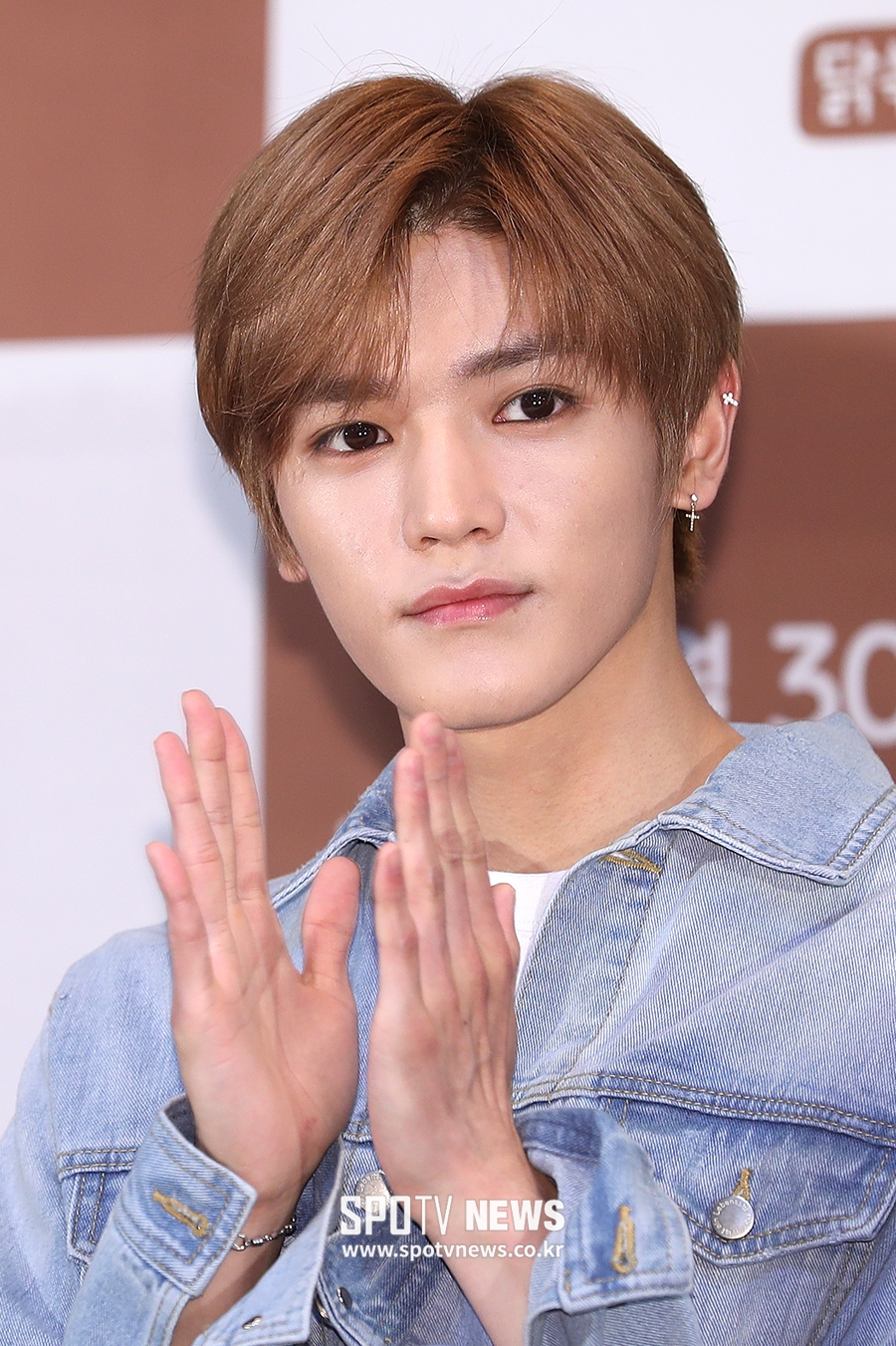 [포토S] NCT 태용, '만화책 찢고 나왔네'