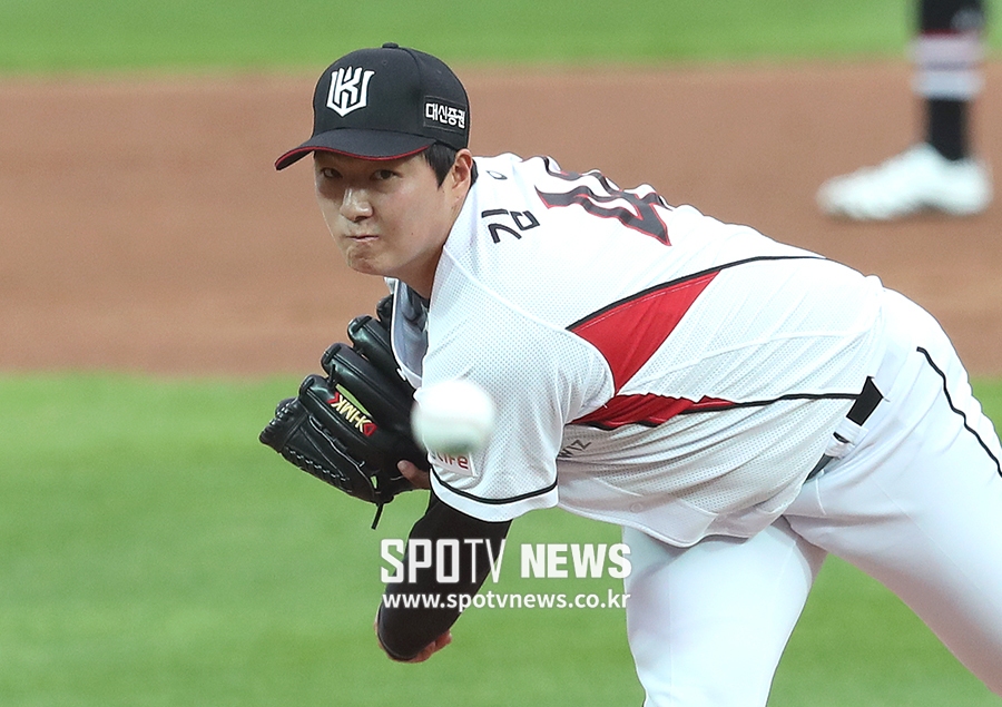 [포토S] 역투하는 KT 선발 김용주