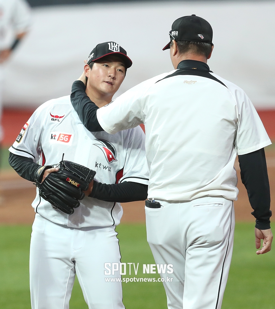 [포토S] 강판되는 김용주, '너무 긴장했나'