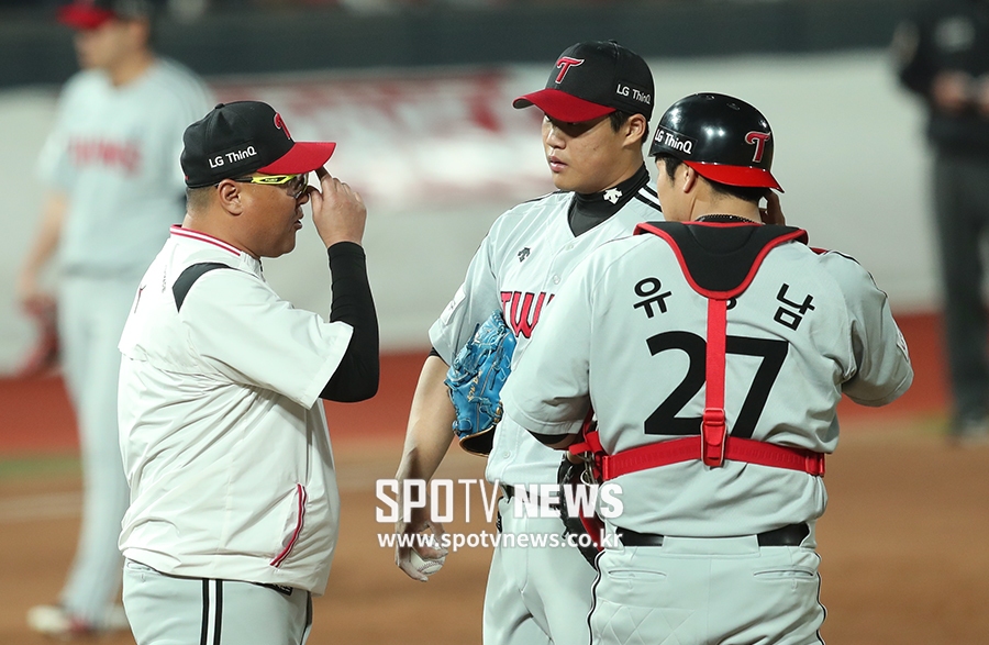 [포토S] 흔들리는 LG 선발 김대현