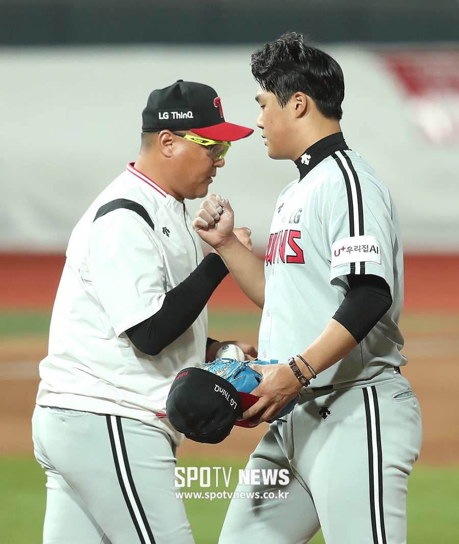 [포토S] 교체되는 LG 선발 김대현