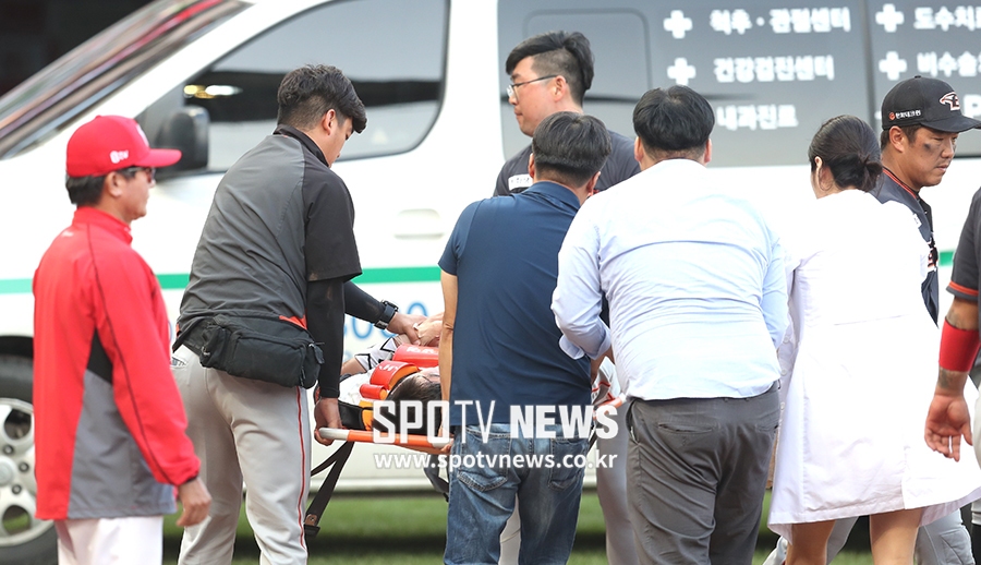 [포토S] 응급차로 실려가는 최재훈