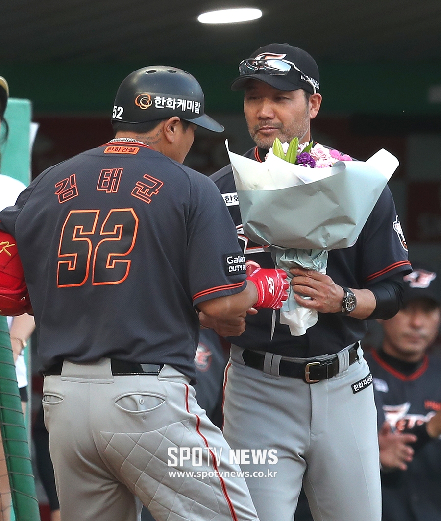 [포토S] 한용덕 감독, '김태균 300홈런 축하해'