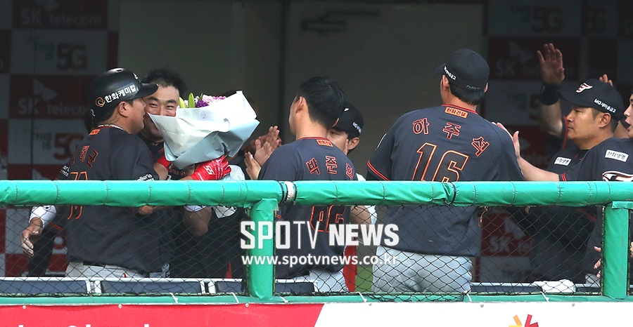 [포토S] 300호 홈런 축하 받는 김태균