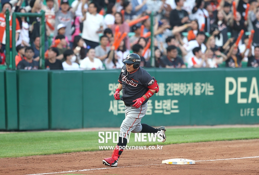 [포토S] 김태균, 300호 홈런 날리고 팬들의 축하 받으며