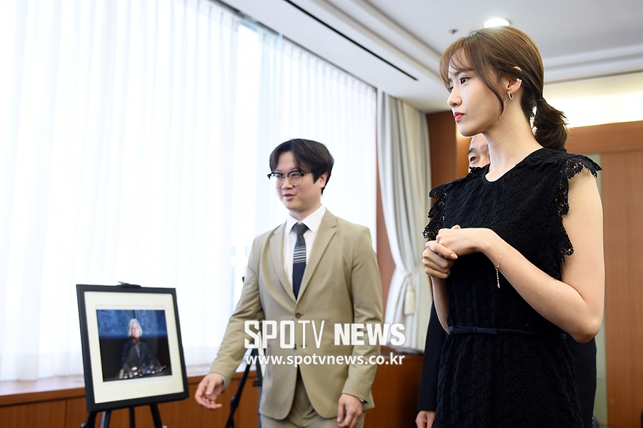 [포토S] 윤아, 수상작 바라보며