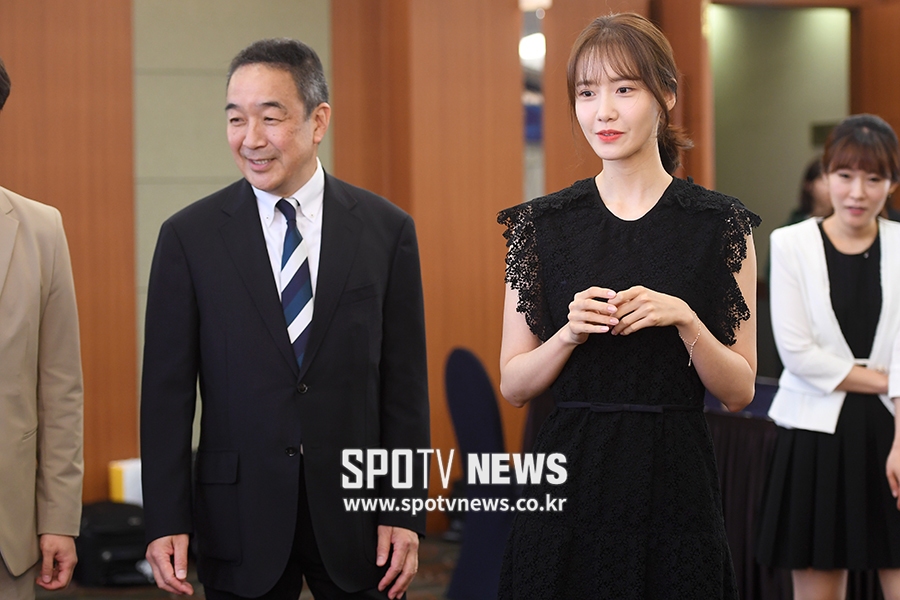 [포토S] 올해의 사진 감상하는 윤아