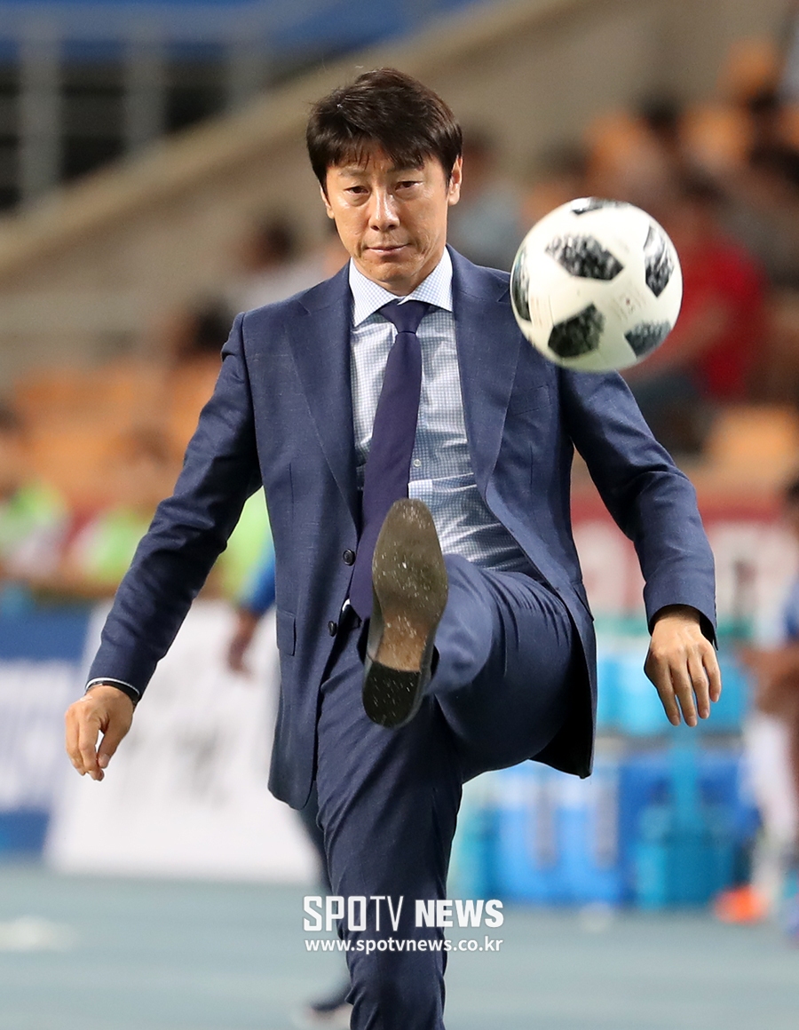 [포토S] 신태용 감독, 발로 뻥!