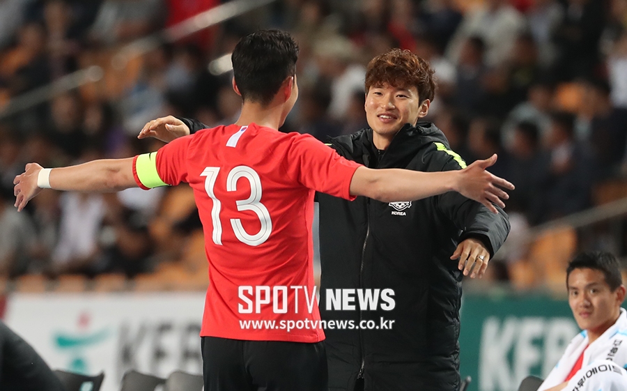 [포토S] 손흥민, 부상한 김진수 위로하며 득점 포옹