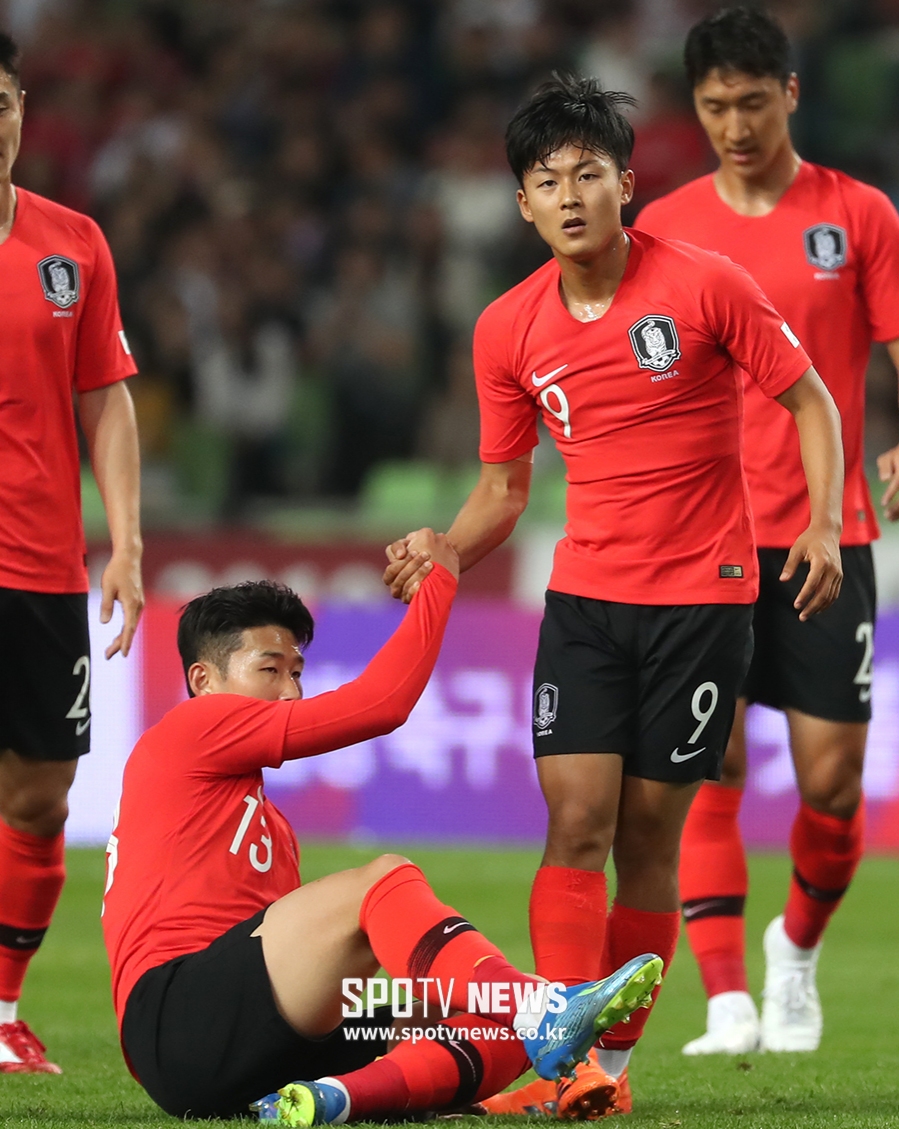 [포토S] 이승우, '흥민이형 일어나'