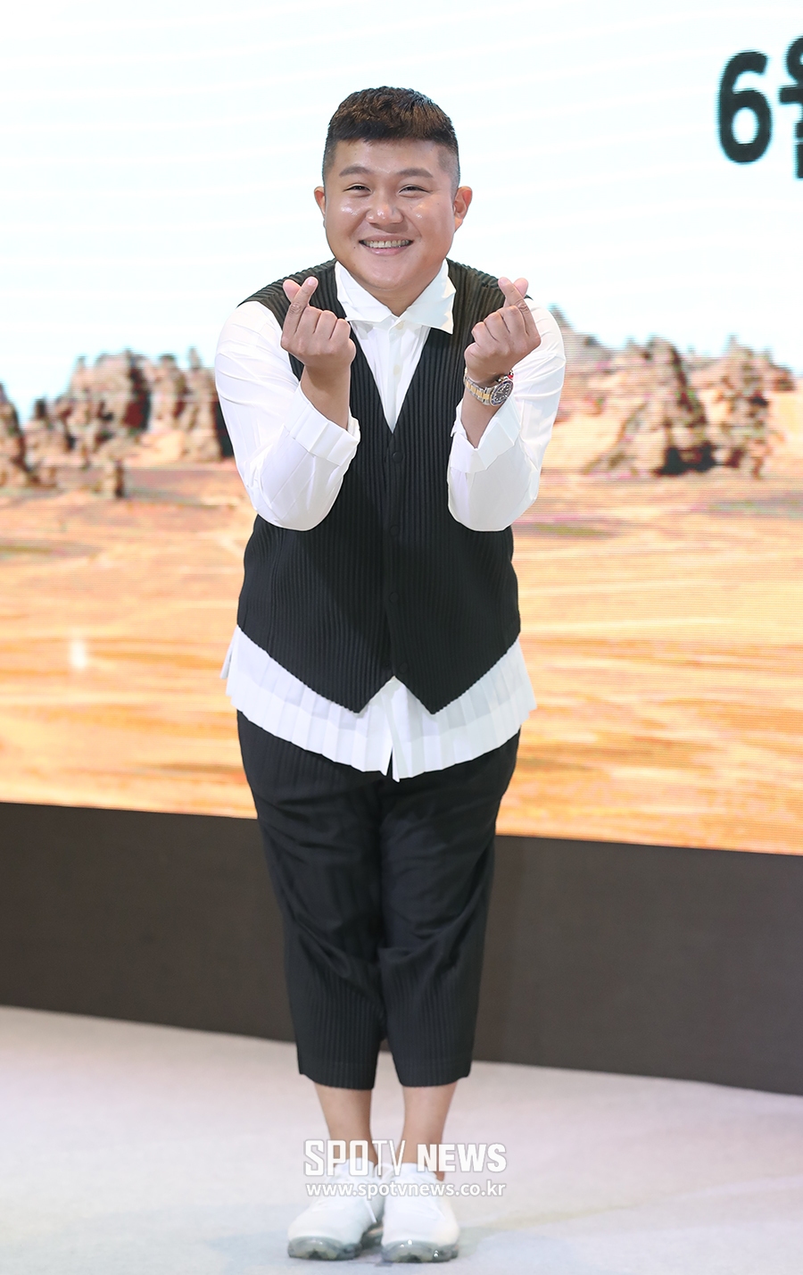 [포토S] 조세호, 수줍게 전하는 손하트