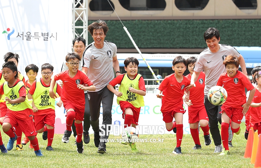 [포토S] 홍명보-이운재-박건하, 귀여운 축구 꿈나무들과