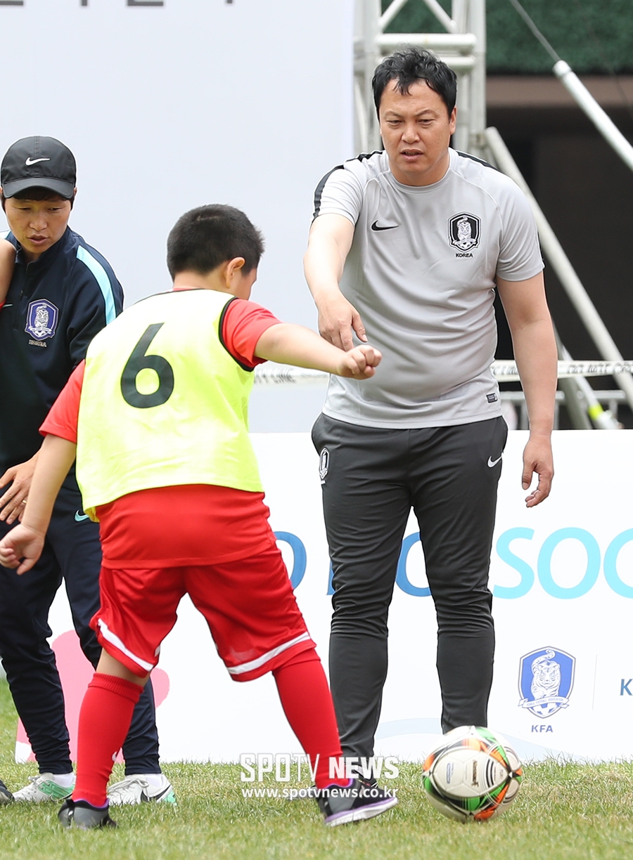 [포토S] 원포인트 레슨 하는 이운재